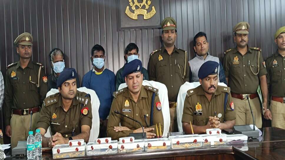 वाराणसी के मैरेज लॉन में चोरी करने वाले तीन चोर गिरफ्तार, 12 लाख के आभूषण बरामद, डीसीपी ने टीम को किया रिवॉर्ड