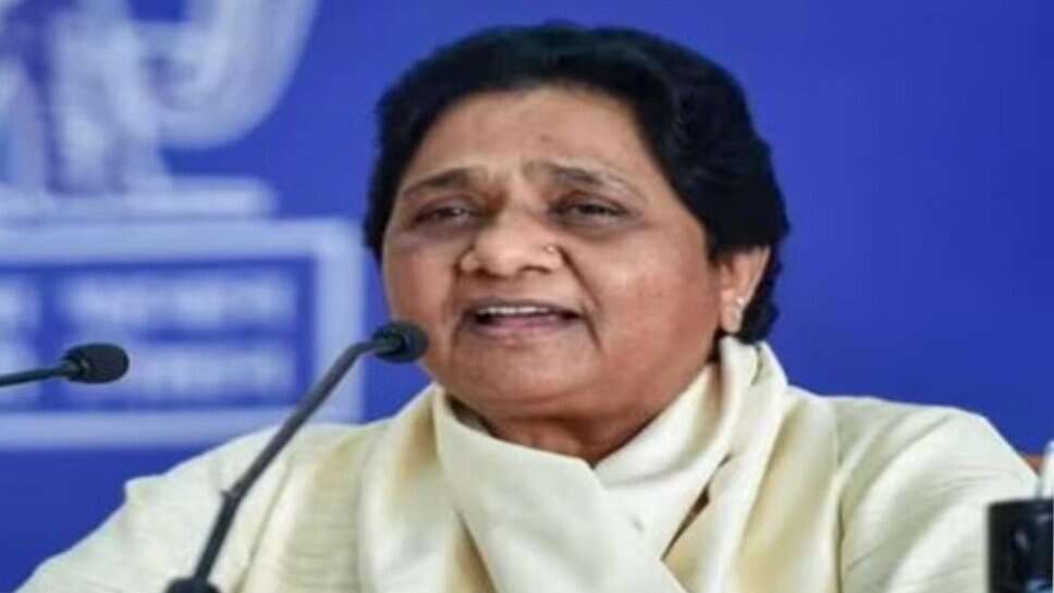 मायावती ने BSP के सभी पदों सहित उत्तराधिकारी के पद से पूर्व परिपक्व होने तक भतीजे आकाश आनंद को हटाया, जाने क्या बोला…