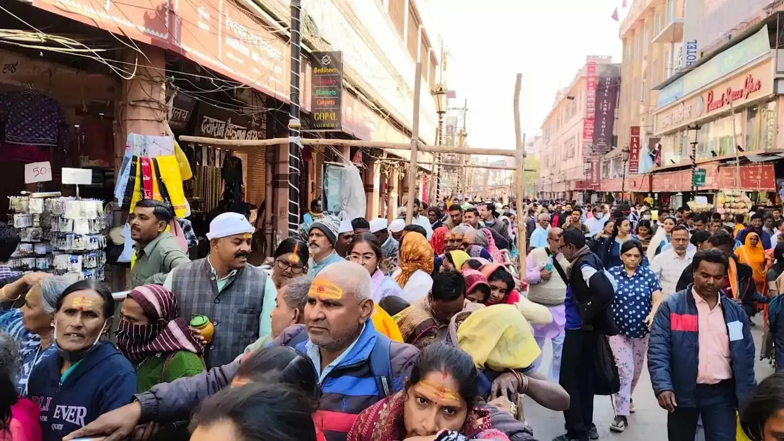 Photo: वाराणसी में फिर बढ़ा श्रद्धालुओं का दबाव, सड़कों पर उतरे अफसर