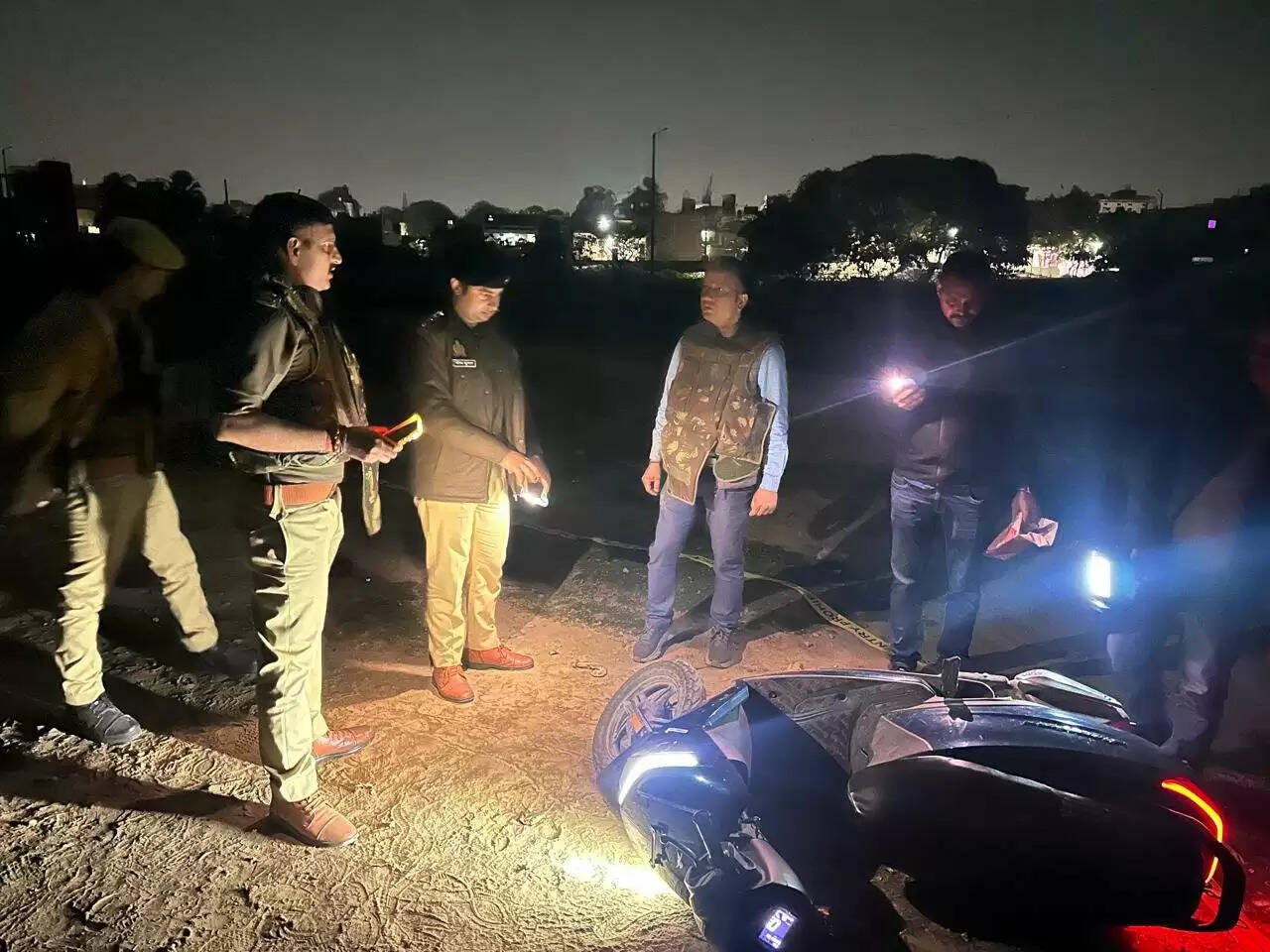 वाराणसी: आभूषण के दुकान में घुसकर लूट की कोशिश करने वाला बदमाश मुठभेड़ में अरेस्ट, टांग में लगी गोली, साथी गिरफ्तार