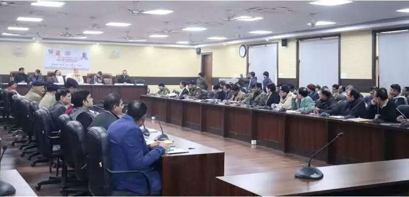 प्रभारी मंत्री सुरेश खन्ना ने की विकास कार्यों की समीक्षा बैठक, साइबर क्राइम से निपटने के लिए चलाए जागरूकता अभियान