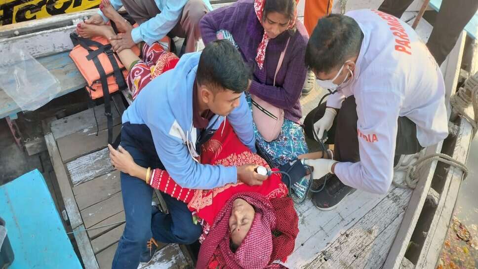 NDRF की तत्परता से बची महिला श्रद्धालु की जान, दशाश्वमेध घाट पर दी त्वरित चिकित्सा सहायता