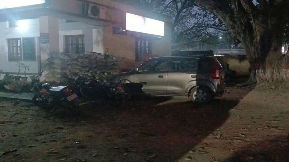 BHU के सिर गोवर्धनपुर गेट पर खेल रही बच्ची को कार ने मारी टक्कर, ट्रामा सेंटर में चल रहा इलाज, पुलिस हिरासत में कार सवार