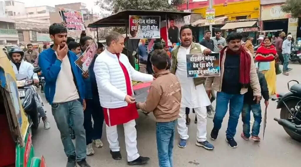 वाराणसी में चाइनीज मांझे के खिलाफ सपा का जागरूकता अभियान, दुर्गाकुंड में ठेला लगाकर बच्चों में बांटा गया धागा वाला मांझा और पतंग