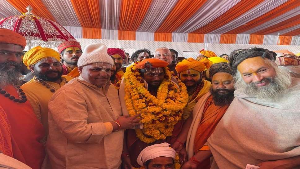 Mahakumbh : बालक दास का जगद्गुरु के रूप में पट्टाभिषेक- अखाड़ों के संतों, महंतों ने किया घोषित