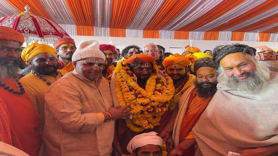 Mahakumbh : बालक दास का जगद्गुरु के रूप में पट्टाभिषेक- अखाड़ों के संतों, महंतों ने किया घोषित