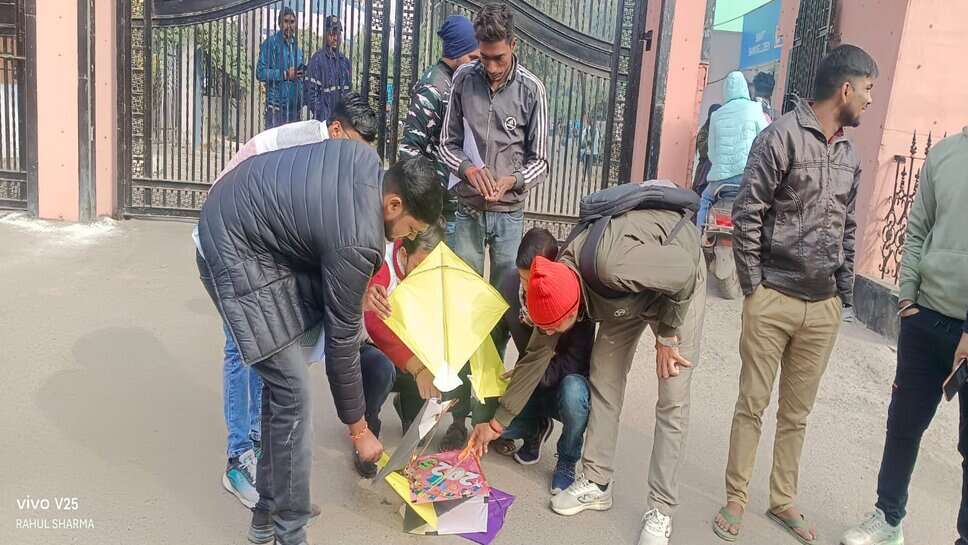 MGKVP के छात्रों का चाइनीज मांझे के खिलाफ विरोध प्रदर्शन : निकाला विरोध मार्च, की सख्त मांग की कार्रवाई