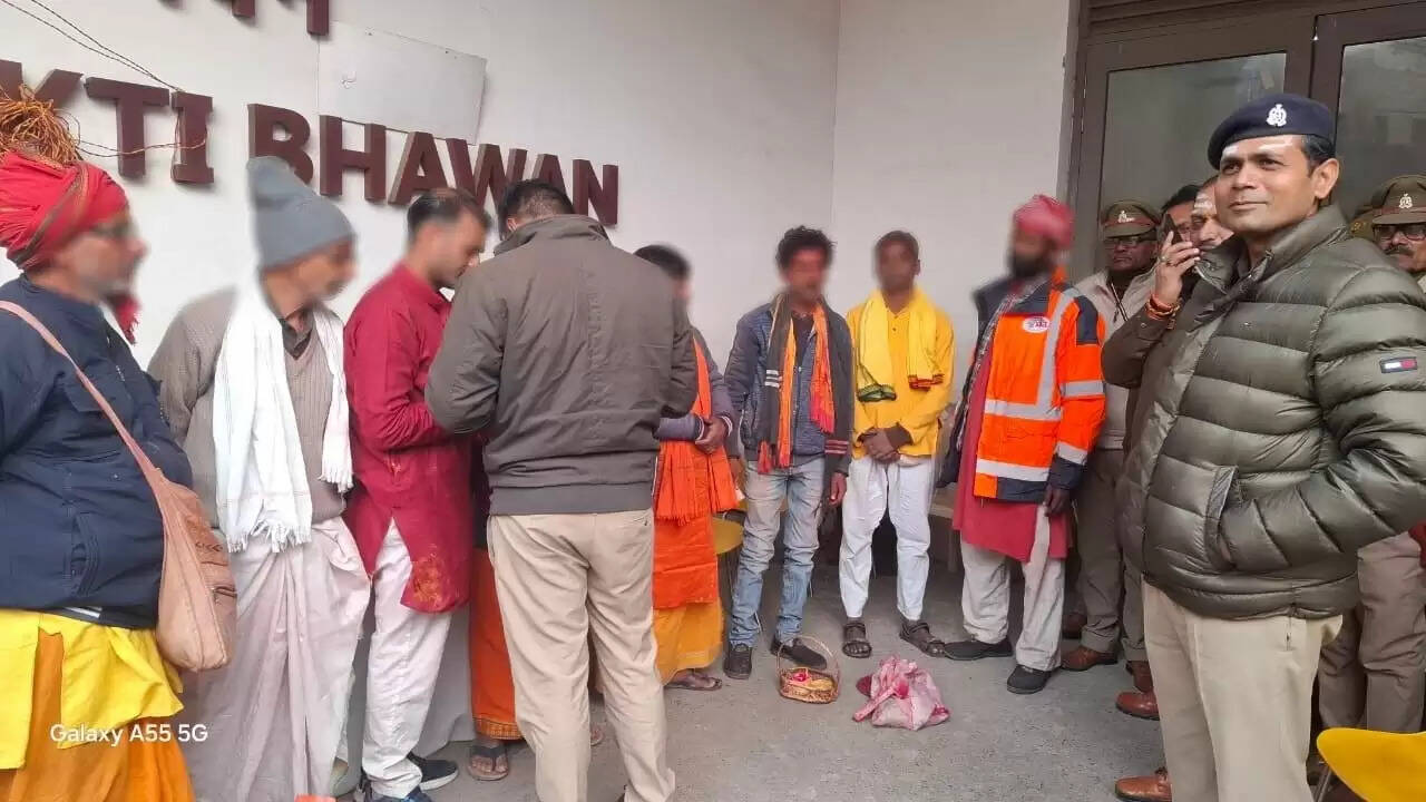 सुरक्षा में न हो चूक: श्री काशी विश्वनाथ धाम के आस पास टीका-चंदन लगाने वालों का हुआ वेरीफिकेशन, महाकुंभ को लेकर सीपी ने दिया था आदेश