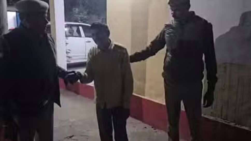 वाराणसी: वर्चस्व बनाने के लिए इंस्पेक्टर से की थी मारपीट, दो आरोपी गिरफ्तार