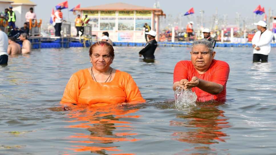 Mahakumbh 2025 : उपराष्ट्रपति जगदीप धनखड़ ने सपत्नीक संगम में लगाई आस्था की डुबकी, कहा- जीवन धन्य हो गया