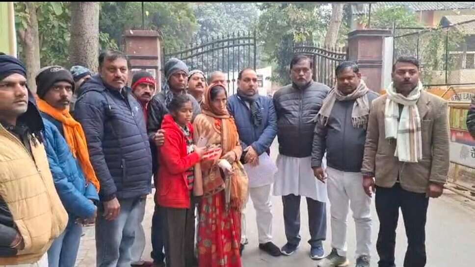 वाराणसी: चाइनीज मांझे के खिलाफ कांग्रेस का जिला मुख्यालय के बाहर प्रदर्शन, कमिश्नर से की बिक्री पर रोक की मांग