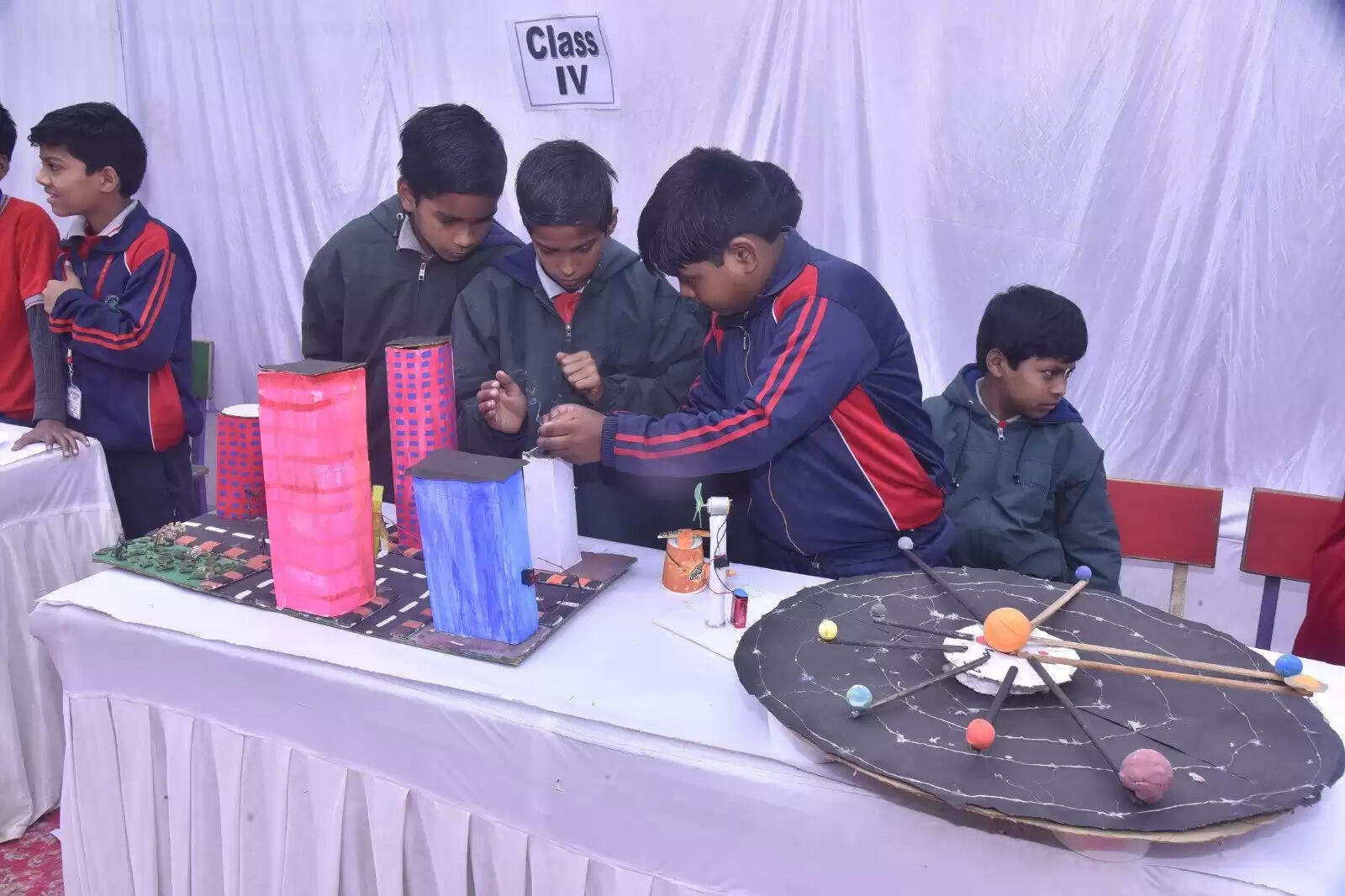 क्लाइमेट चेंज से लेकर जल संरक्षण का छात्रों ने दिया संदेश, बीएनएस इंग्लिश स्कूल के छात्रों ने विज्ञान प्रतियोगिता में दिखाई प्रतिभा