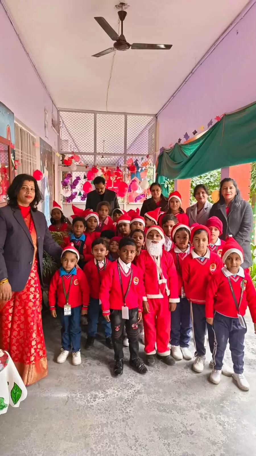 बाल विद्यालय में मनाई गई महापुरुषों की जयंती, क्रिसमस की धूम