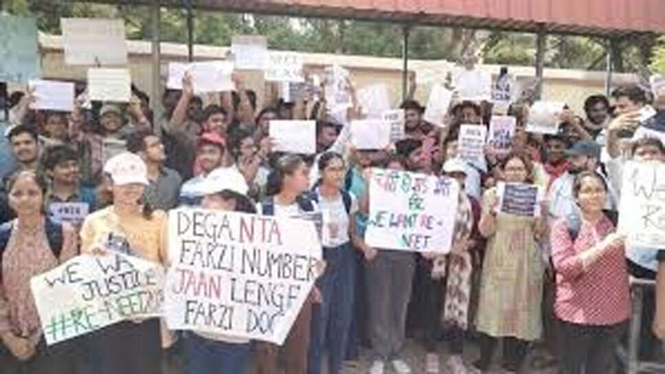 NEET को लेकर AAP का वाराणसी में प्रदर्शन, परीक्षा रद्द कर उच्च स्तरीय जांच की मांग…