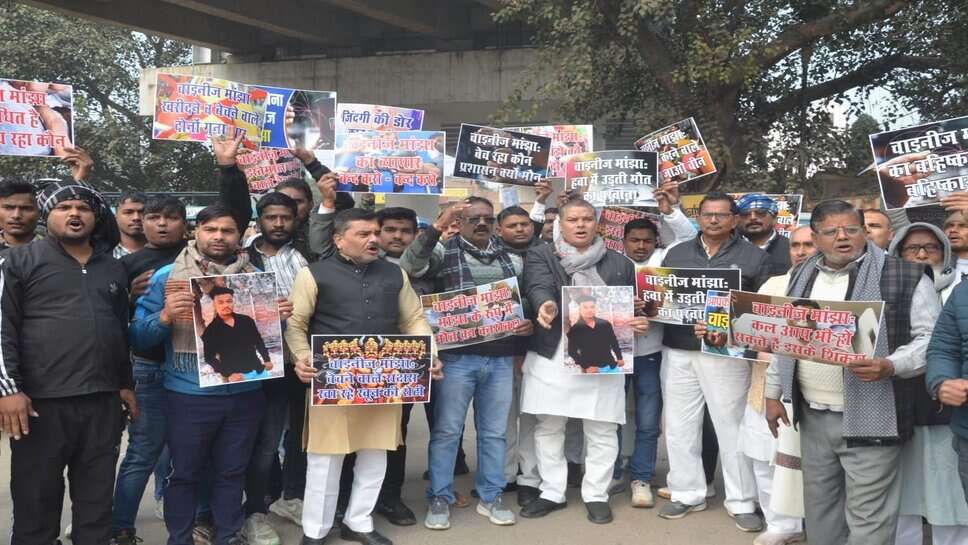 वाराणसी में चाइनीज मांझे के खिलाफ सपा कार्यकार्ताओं ने निकाला न्याय मार्च, मृतक विवेक शर्मा के घर जाकर दी श्रद्धांजलि