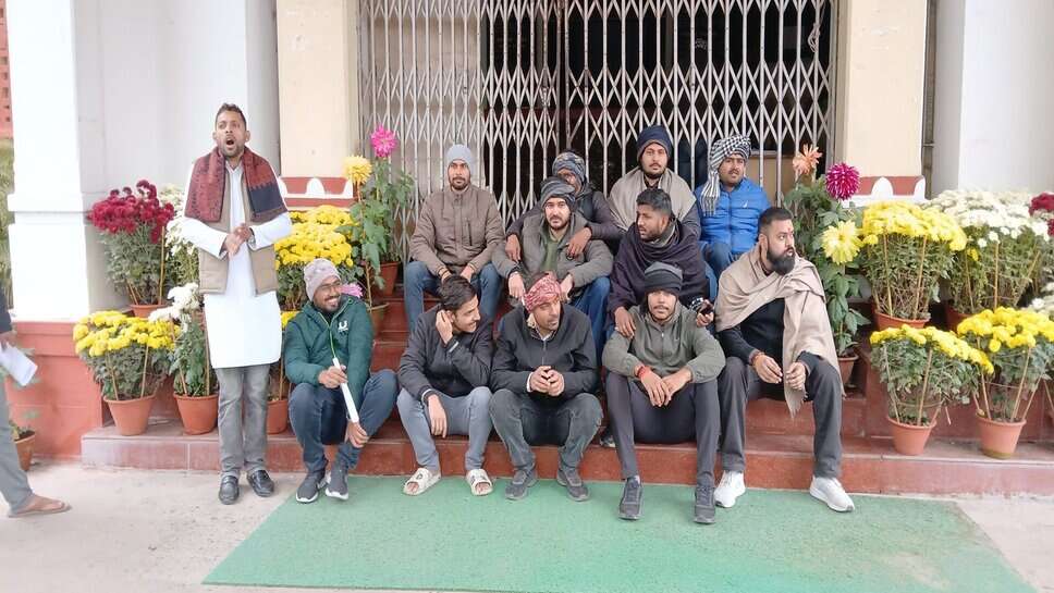 BHU सेन्ट्रल ऑफिस पर छात्रों ने जड़ दिया ताला, पीएचडी प्रवेश नियमावली को बताया दोषपूर्ण