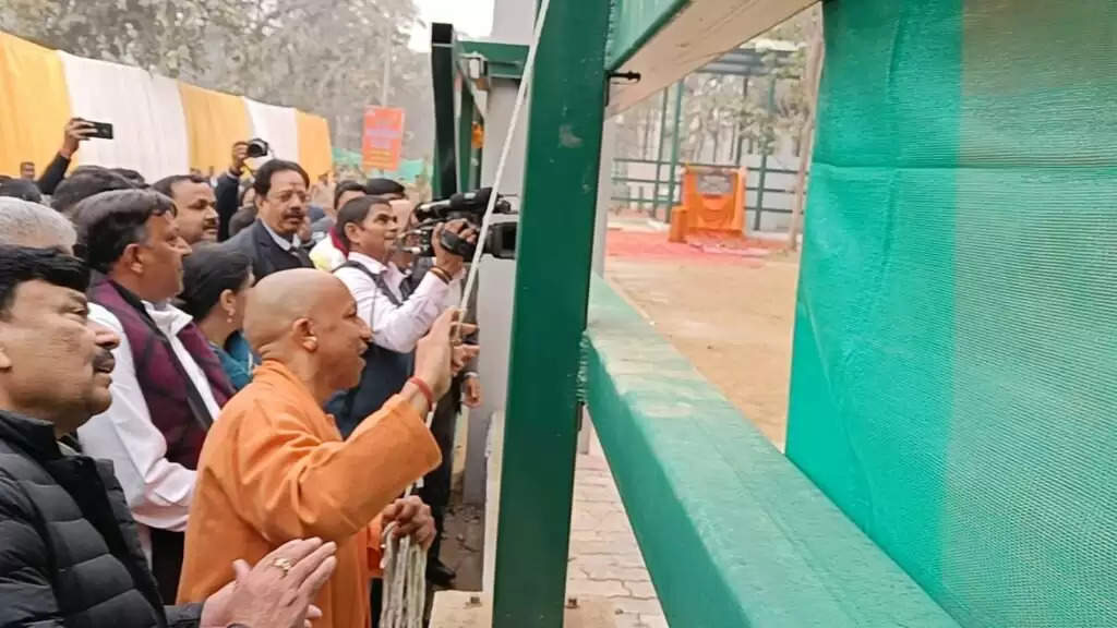 CM Yogi ने गोरखपुर में शहीद अशफाक उल्ला खां प्राणि उद्यान में किया हाथी रेस्क्यू सेंटर का शुभारंभ, बहराइच से आए भेड़िए का नाम रखा भैरव