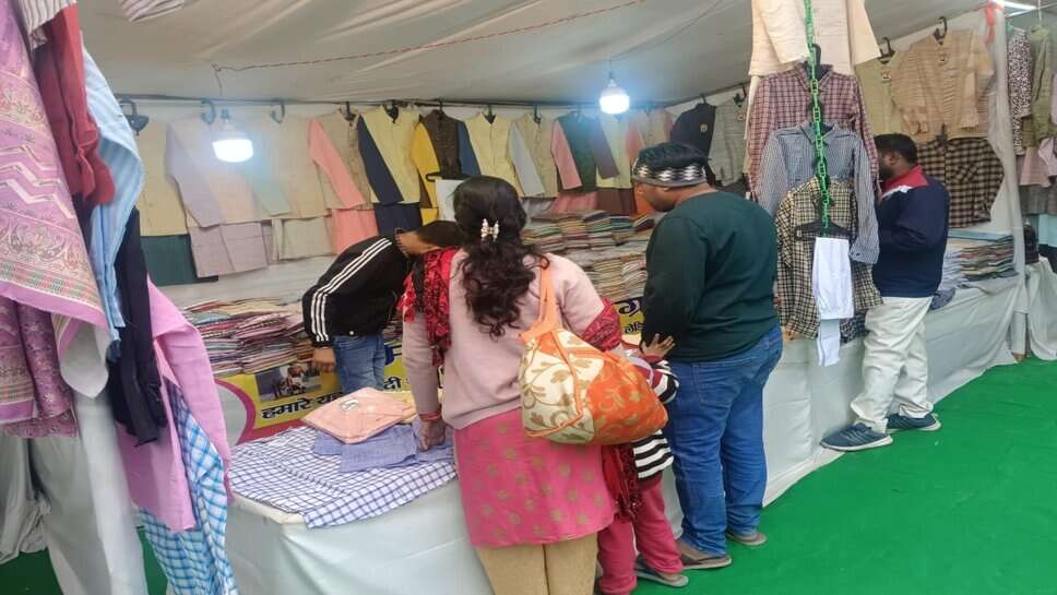 अर्बन हॉट : मंडलीय खादी ग्रामोद्योग प्रदर्शनी में 63 लाख से अधिक की बिक्री, खादी वस्त्रों और ग्रामोद्योगी सामानों की हो रही जमकर खरीदारी