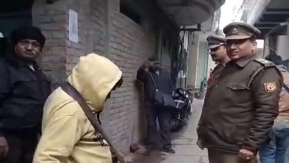 भदैनी सामूहिक हत्याकांड: पुलिस ने डुगडुगी बजवाकर चस्पा की नोटिस, भतीजे विक्की का अब तक नहीं मिला सुराग