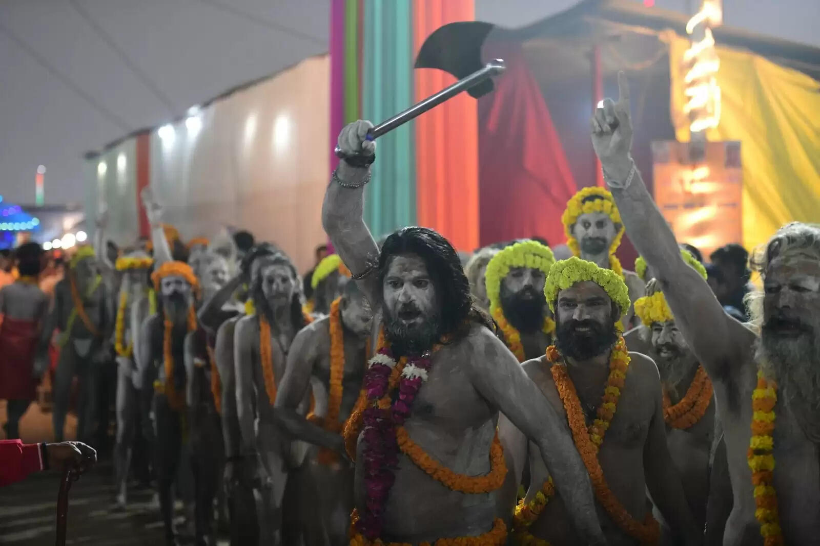 #Live : महाकुंभ का पहला अमृत स्नान : संगम की रेती पर उत्साह में दिख रहे अखाड़े, हर-हर महादेव के जयघोष संग लगा रहें डुबकी, जूना के साथ किन्नर अखाड़ा भी पहुंचा