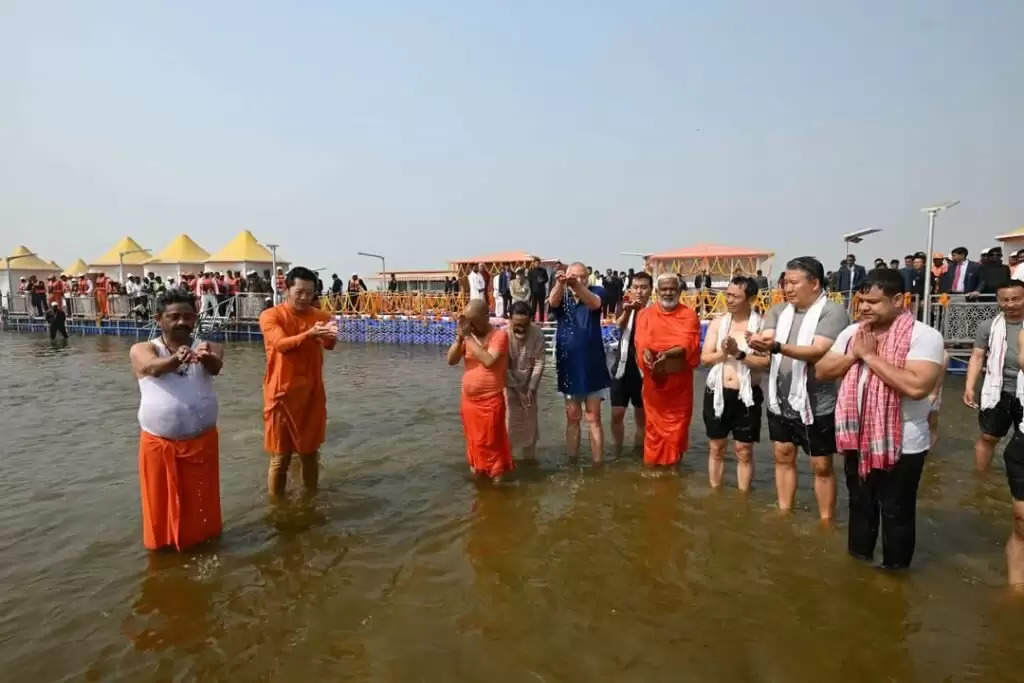 Mahakumbh 2025: तीर्थराज प्रयागराज पहुंचे भूटान नरेश, संगम में लगाई आस्था की डुबकी, CM योगी भी रहे साथ