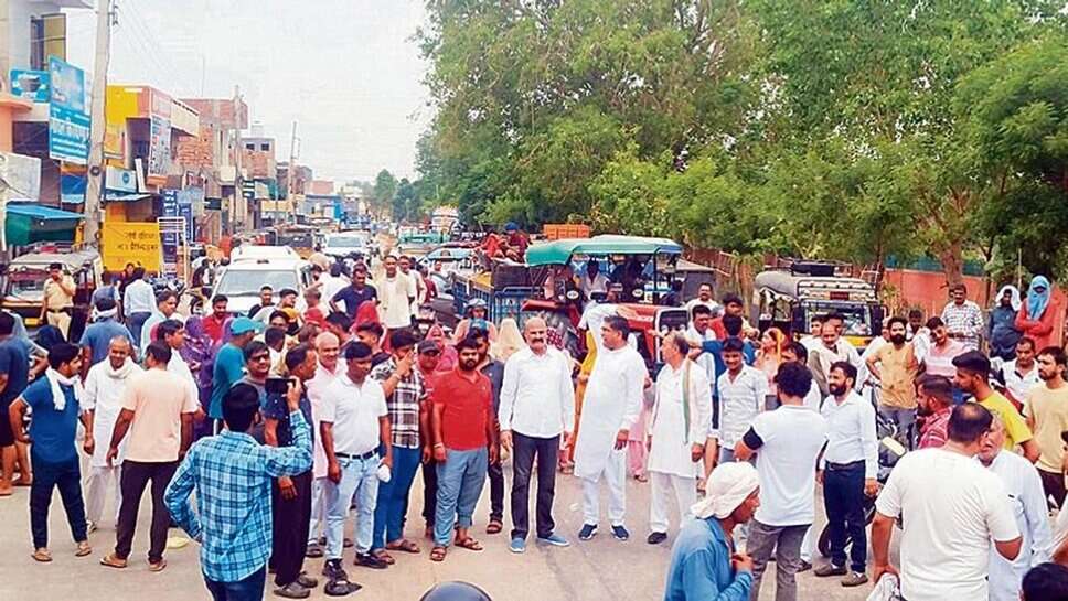 सीवर-सड़क की समस्या से परेशान जनता का जेई का झेलना पड़ा आक्रोश, भदैनी के जैन मंदिर के पास का मामला…