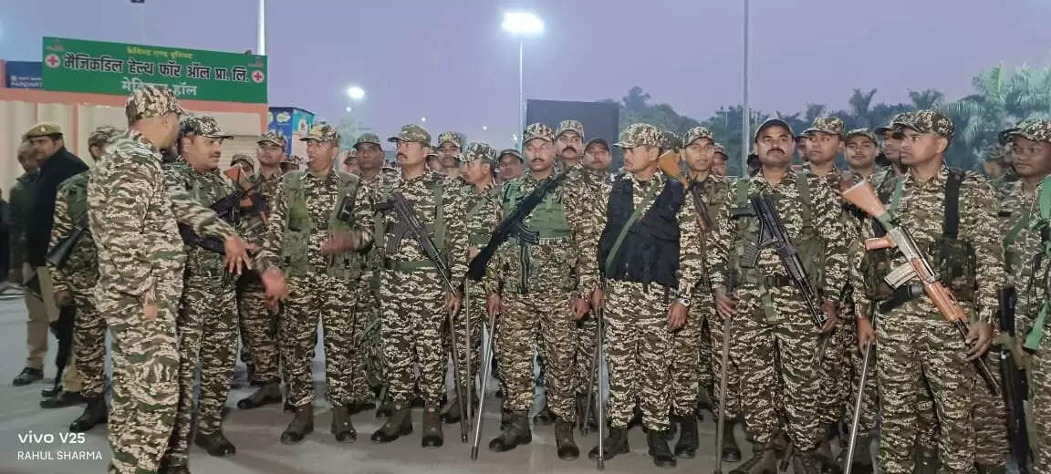 यात्रियों की सुविधा और सुरक्षा का वाराणसी कैंट स्टेशन का एडीआरएम ने किया निरीक्षण, होल्डिंग एरिया में मिलेगी श्रद्धालुओं को यह सुविधा