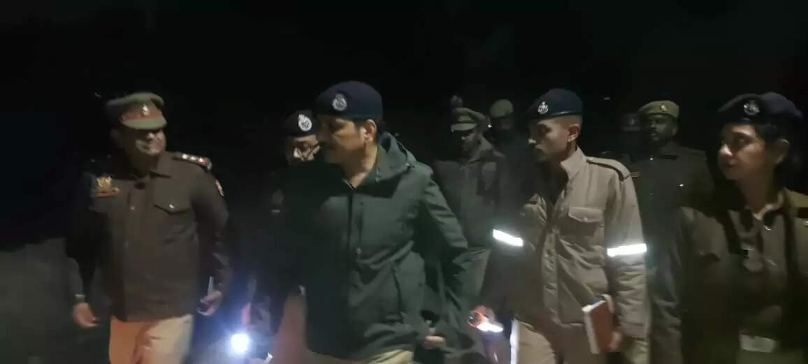 सीपी ने घटनास्थल का किया निरीक्षण, लापरवाही पर डीसीपी ने चौकी प्रभारी सूजाबाद को किया निलंबित, लापता बच्ची का बोरे में मिला था शव