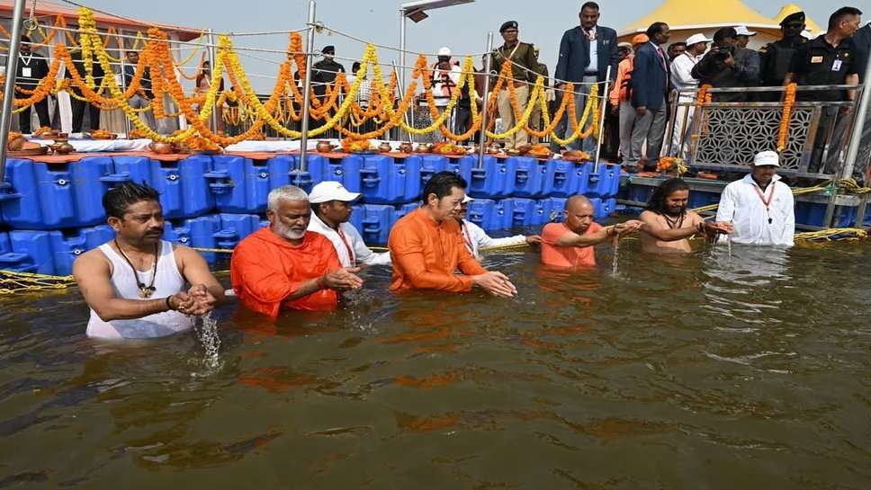 Mahakumbh 2025: तीर्थराज प्रयागराज पहुंचे भूटान नरेश, संगम में लगाई आस्था की डुबकी, CM योगी भी रहे साथ