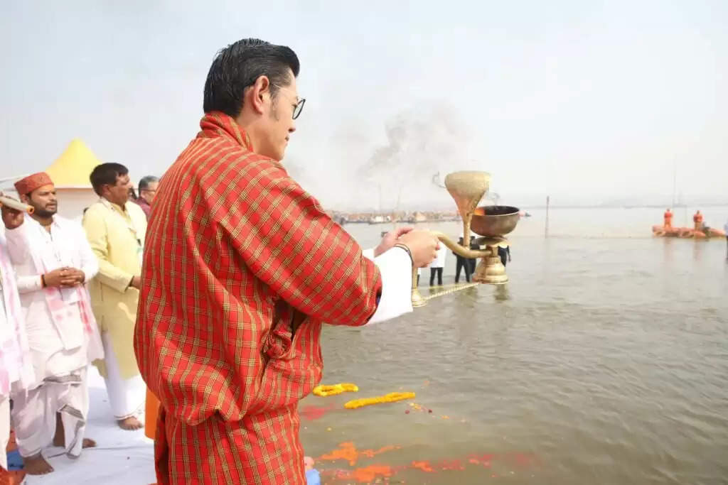 Mahakumbh 2025: तीर्थराज प्रयागराज पहुंचे भूटान नरेश, संगम में लगाई आस्था की डुबकी, CM योगी भी रहे साथ