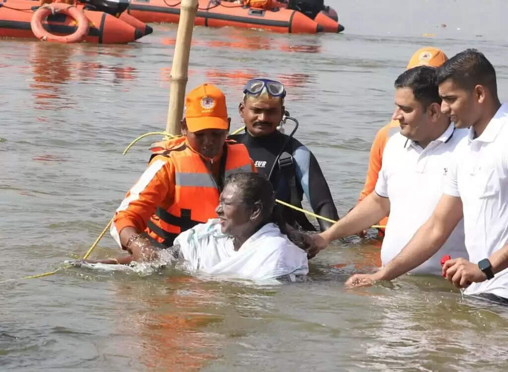 महाकुंभ 2025 : राष्ट्रपति द्रौपदी मुर्मू ने त्रिवेणी संगम में लगाई पुण्य की डुबकी, पक्षियों को खिलाया दाना