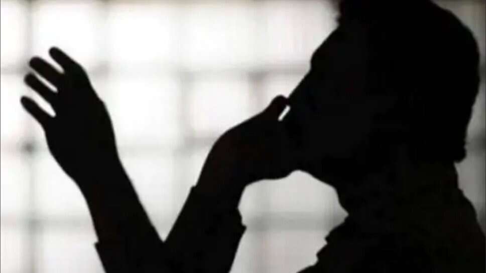 वाराणसी: 35 लाख दो नहीं तो खा जाऊंगा तुम्हारी नौकरी… सहायक अभियोजन अधिकारी से रंगदारी की मांग