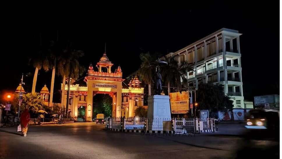 BHU गेट की नई तस्वीर पर छिड़ी बहस: कर्मचारियों से लेकर छात्रों की तीखी प्रतिक्रिया, किसी ने कुलपति तो किसी ने डायरेक्टर को बताया जिम्मेदार