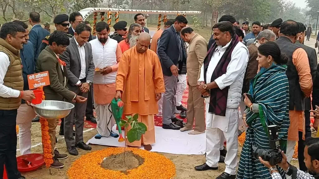 CM Yogi ने गोरखपुर में शहीद अशफाक उल्ला खां प्राणि उद्यान में किया हाथी रेस्क्यू सेंटर का शुभारंभ, बहराइच से आए भेड़िए का नाम रखा भैरव