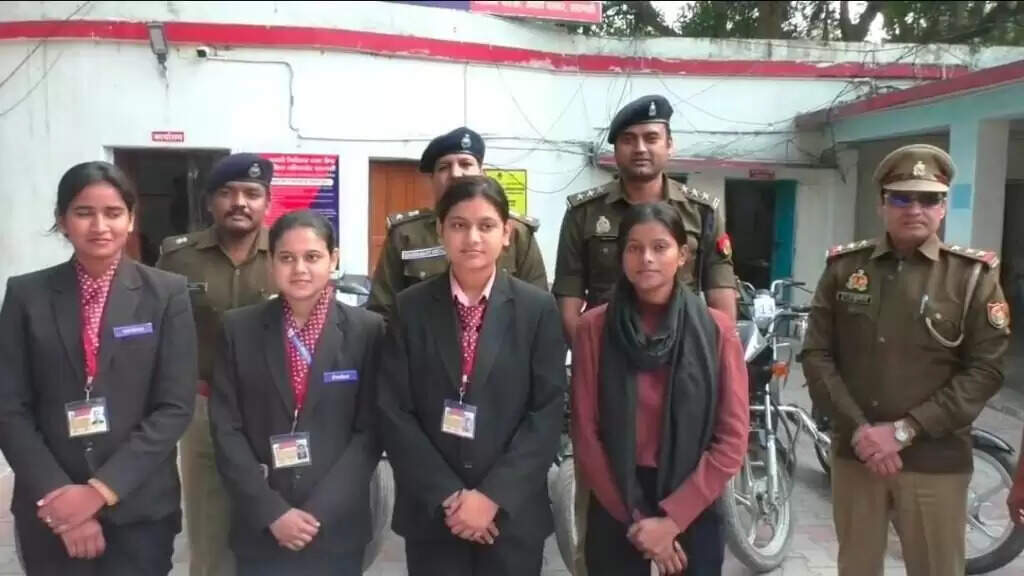 UP Police SPEL Programme : एसीपी विदुष सक्सेना ने छात्रों को किया जागरुक, पुलिस की कार्यप्राणली और कानून की बारीकियों की दी जानकारी