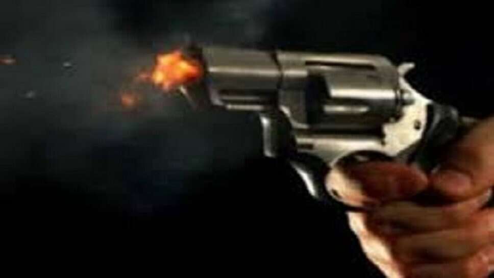 बाइक सवार बदमाशों ने आभूषण व्यापारी को मारी गोली, घायल
