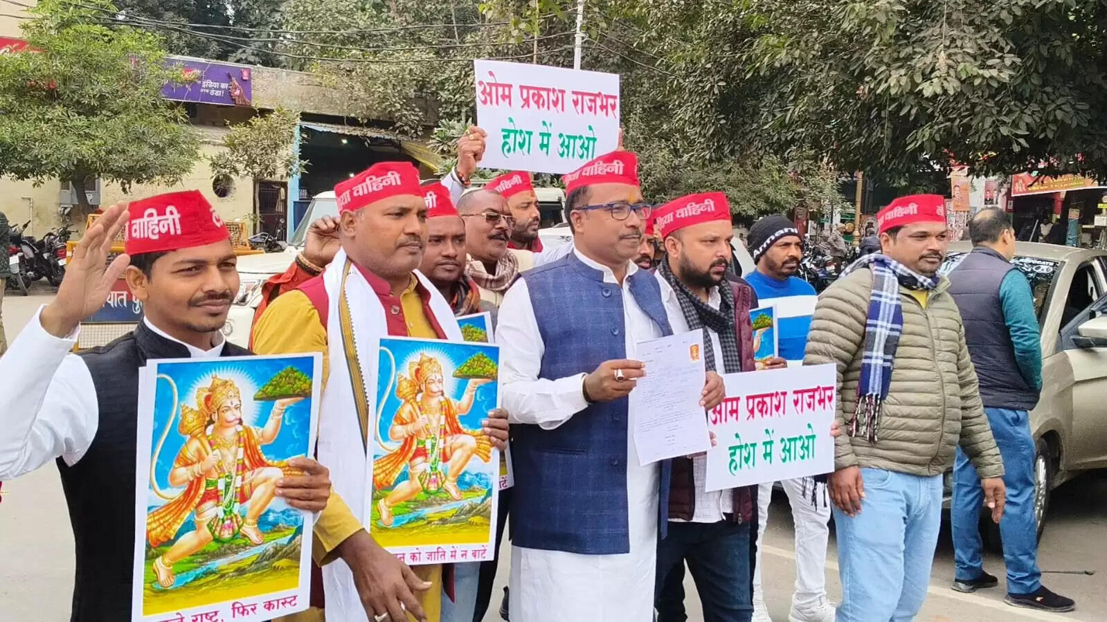वाराणसी में सपा कार्यकर्ताओं ने ओपी राजभर का जताया विरोध, बोले- पहले राष्ट्र फिर कॉस्ट की राजनीति करें