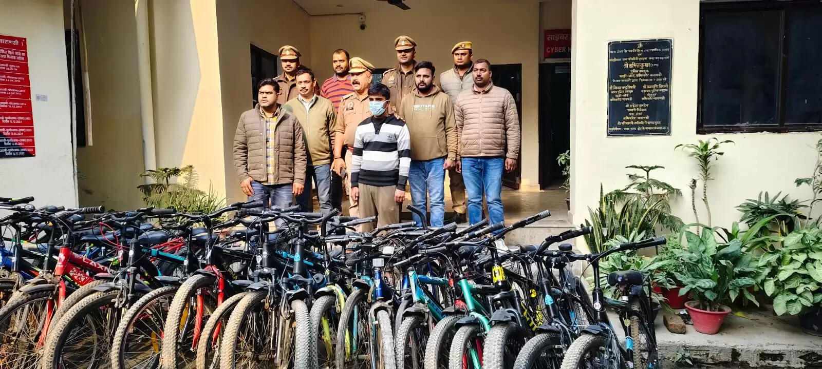 लंका पुलिस ने पकड़ा अनोखा चोर: टारगेट पर रखता था साइकल, 24 साइकिलें बरामद