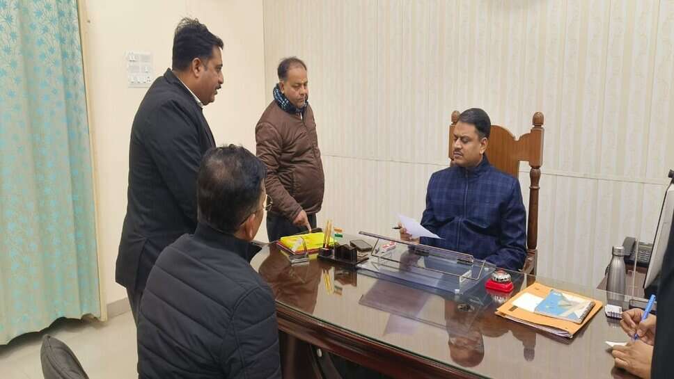 जिलाधिकारी ने सुनी फरियादियों की समस्याएं, सबंधितों को दिया जल्द निस्तारण का निर्देश
