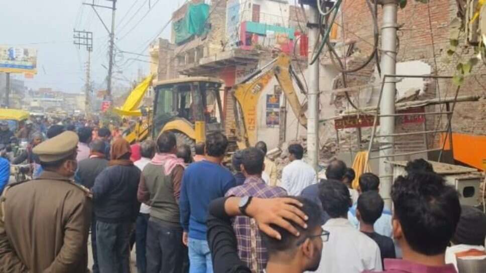 मंडुवाडीह में चला अतिक्रमण हटाने का अभियान, कई अवैध निर्माण ढहाए गए