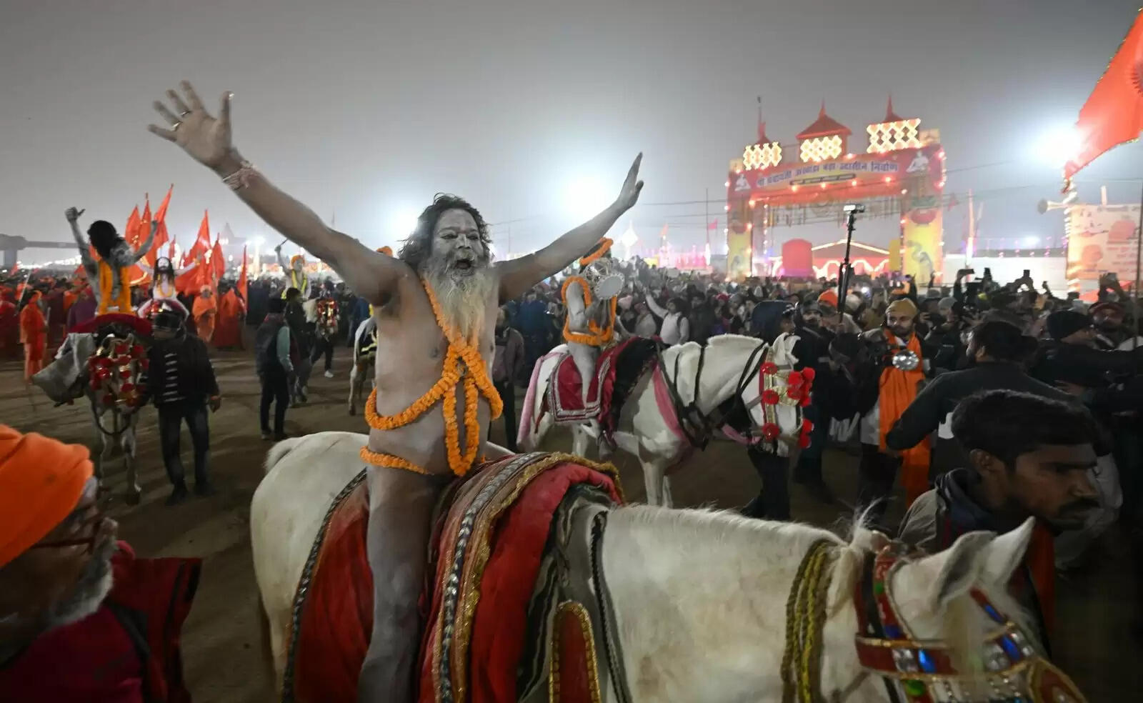 #Live : महाकुंभ का पहला अमृत स्नान : संगम की रेती पर उत्साह में दिख रहे अखाड़े, हर-हर महादेव के जयघोष संग लगा रहें डुबकी, जूना के साथ किन्नर अखाड़ा भी पहुंचा