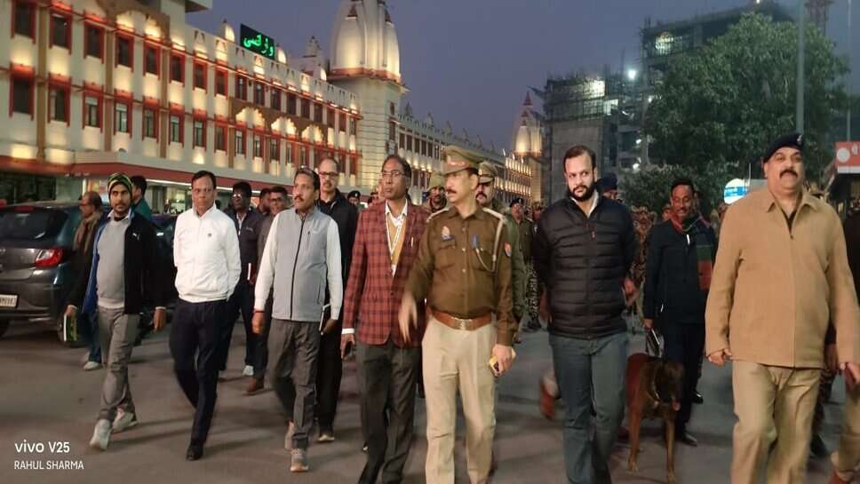यात्रियों की सुविधा और सुरक्षा का वाराणसी कैंट स्टेशन का एडीआरएम ने किया निरीक्षण, होल्डिंग एरिया में मिलेगी श्रद्धालुओं को यह सुविधा