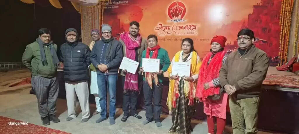 जख्म दिल का दिखाने से क्या फायदा…. सुबह-ए-बनारस के मंच सजी कवियों की महफिल, रचनाओं से श्रोताओ को किया मंत्रमुग्ध