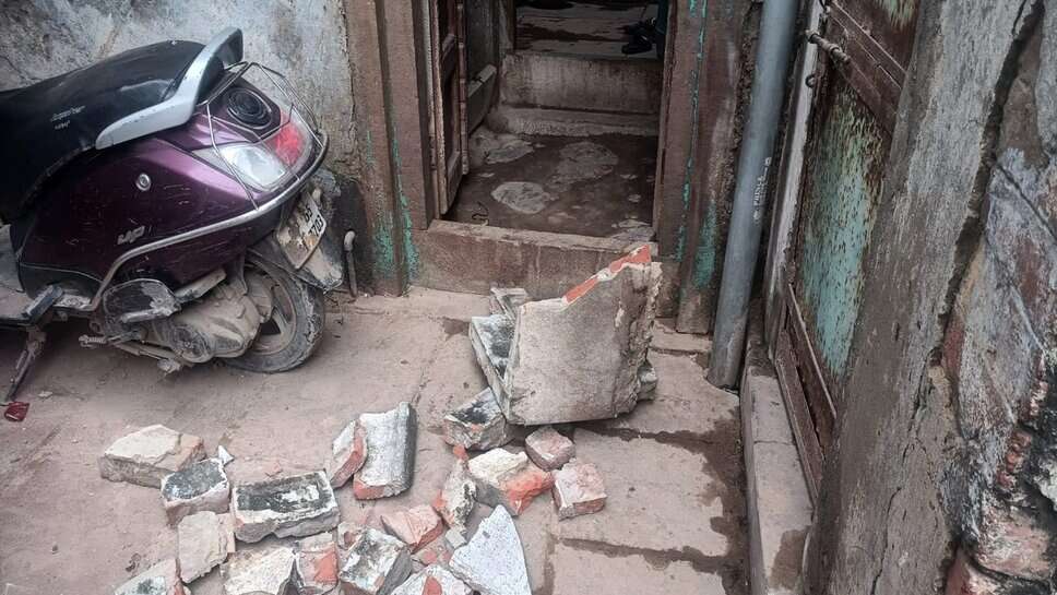 वाराणसी: सरैया इलाके में जर्जर मकान का बारजा गिरने से युवती की मौत, बहन गंभीर रुप से घायल