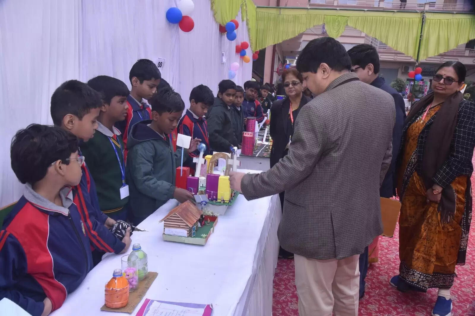 क्लाइमेट चेंज से लेकर जल संरक्षण का छात्रों ने दिया संदेश, बीएनएस इंग्लिश स्कूल के छात्रों ने विज्ञान प्रतियोगिता में दिखाई प्रतिभा