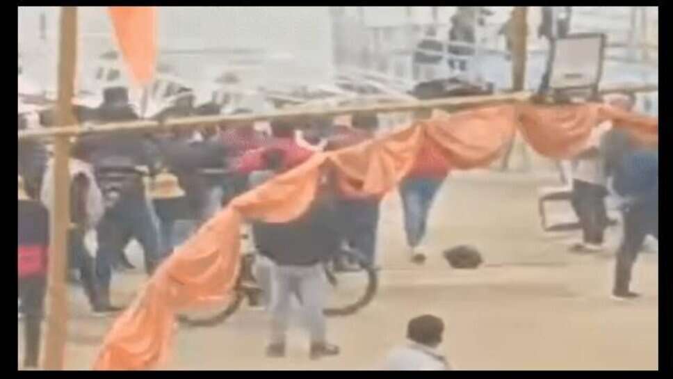 वाराणसी के अस्सी घाट पर पर्यटकों और नाविकों के बीच किराये को लेकर हुई मारपीट, 6 हिरासत में