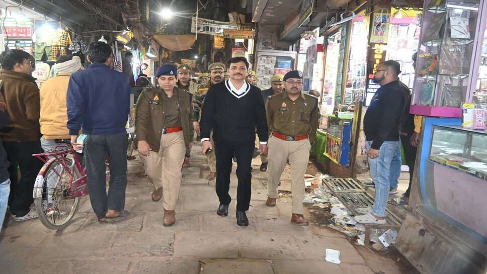 पुलिस कमिश्नर वाराणसी ने दालमंडी क्षेत्र में किया भ्रमण, अवैध स्टैंड के खिलाफ अभियान के दिए निर्देश