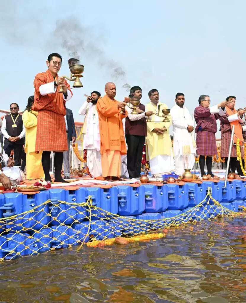 Mahakumbh 2025: तीर्थराज प्रयागराज पहुंचे भूटान नरेश, संगम में लगाई आस्था की डुबकी, CM योगी भी रहे साथ