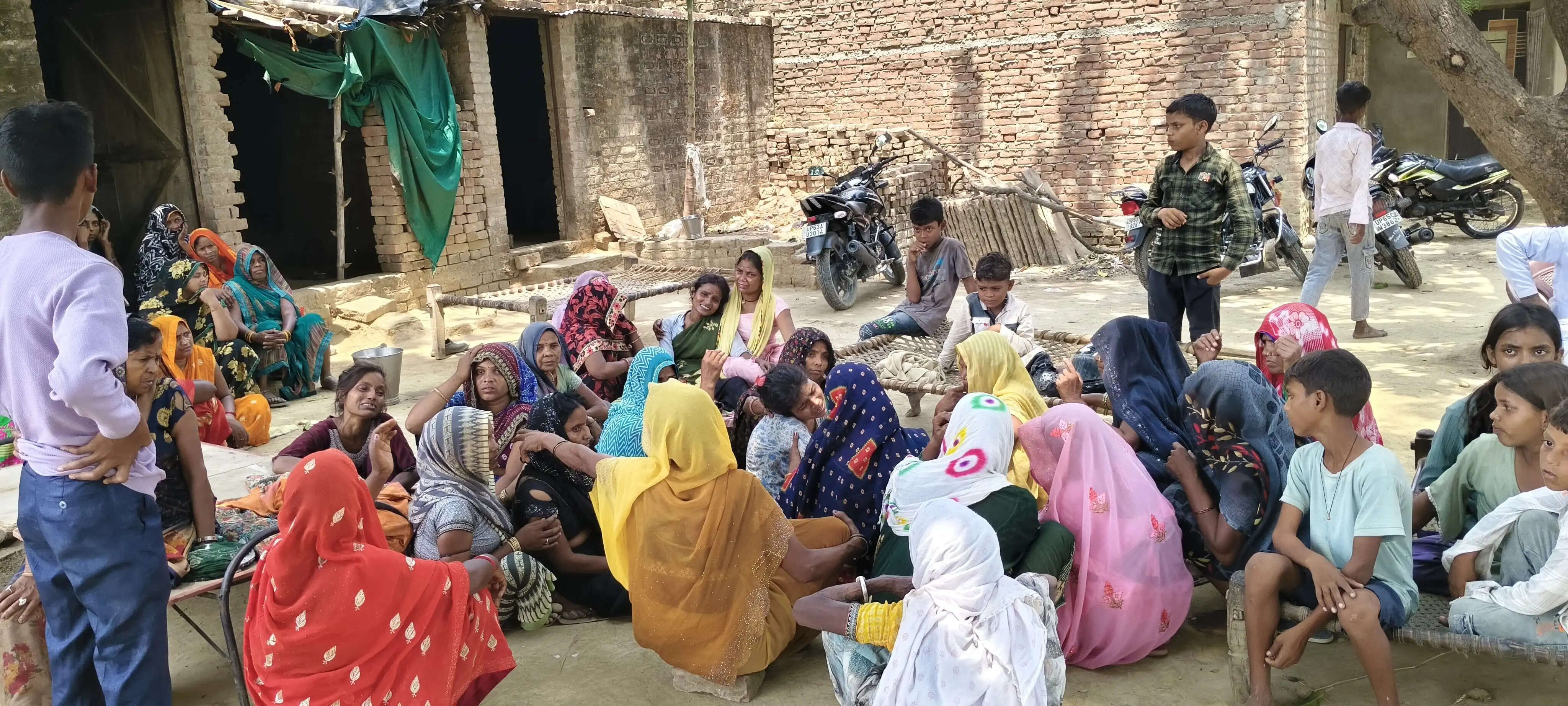रोते बिलखते परिजन 