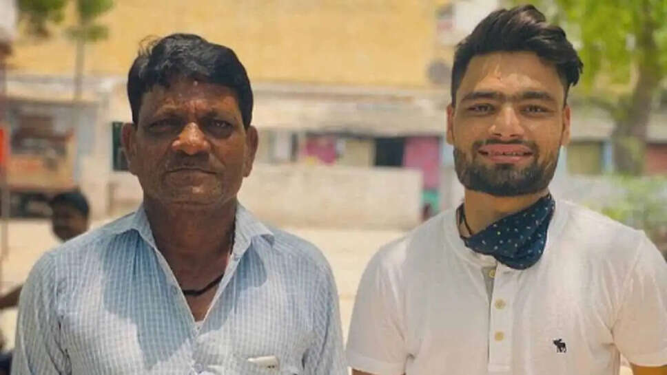 rinku singh with father.jpg